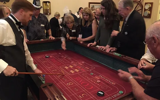 Croupier et joueurs à une table de casino