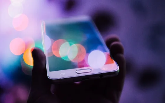 Smartphone tenu à la main