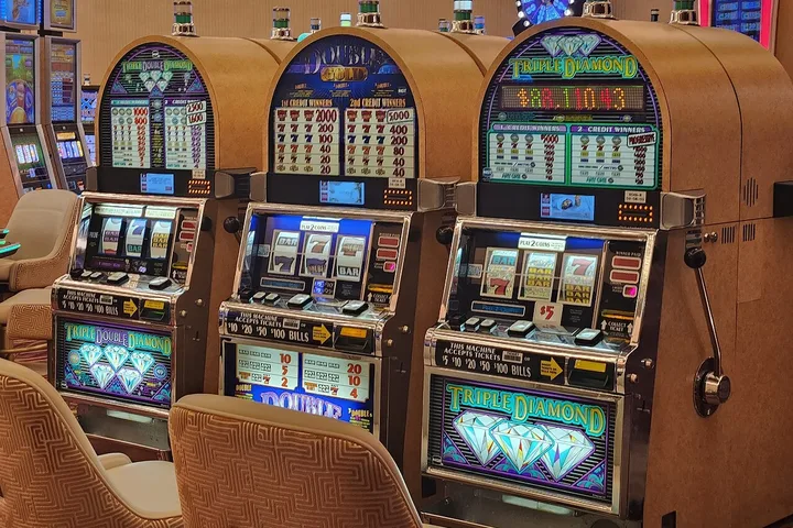 Rangée de machines à sous dans un casino